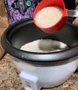 Measuring rice for the rice cooker