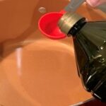 Measuring oil on the pot
